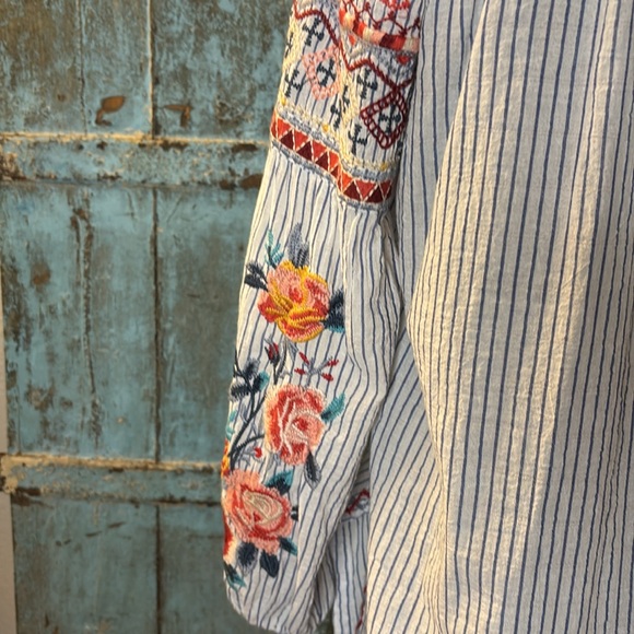 Johnny Was Hummingbird Embroidered Pinstriped Blue White Stripe Tunic Flowers XS - Picture 11 of 15
